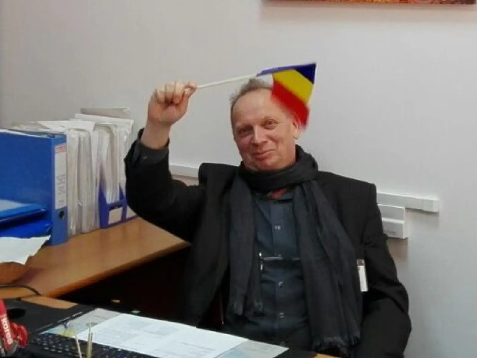 Alexander Schenk mit Fahne.jpg