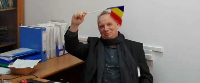Alexander Schenk mit Fahne.jpg