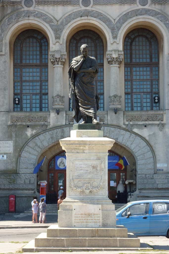 Statue Ovid Constanta.jpg